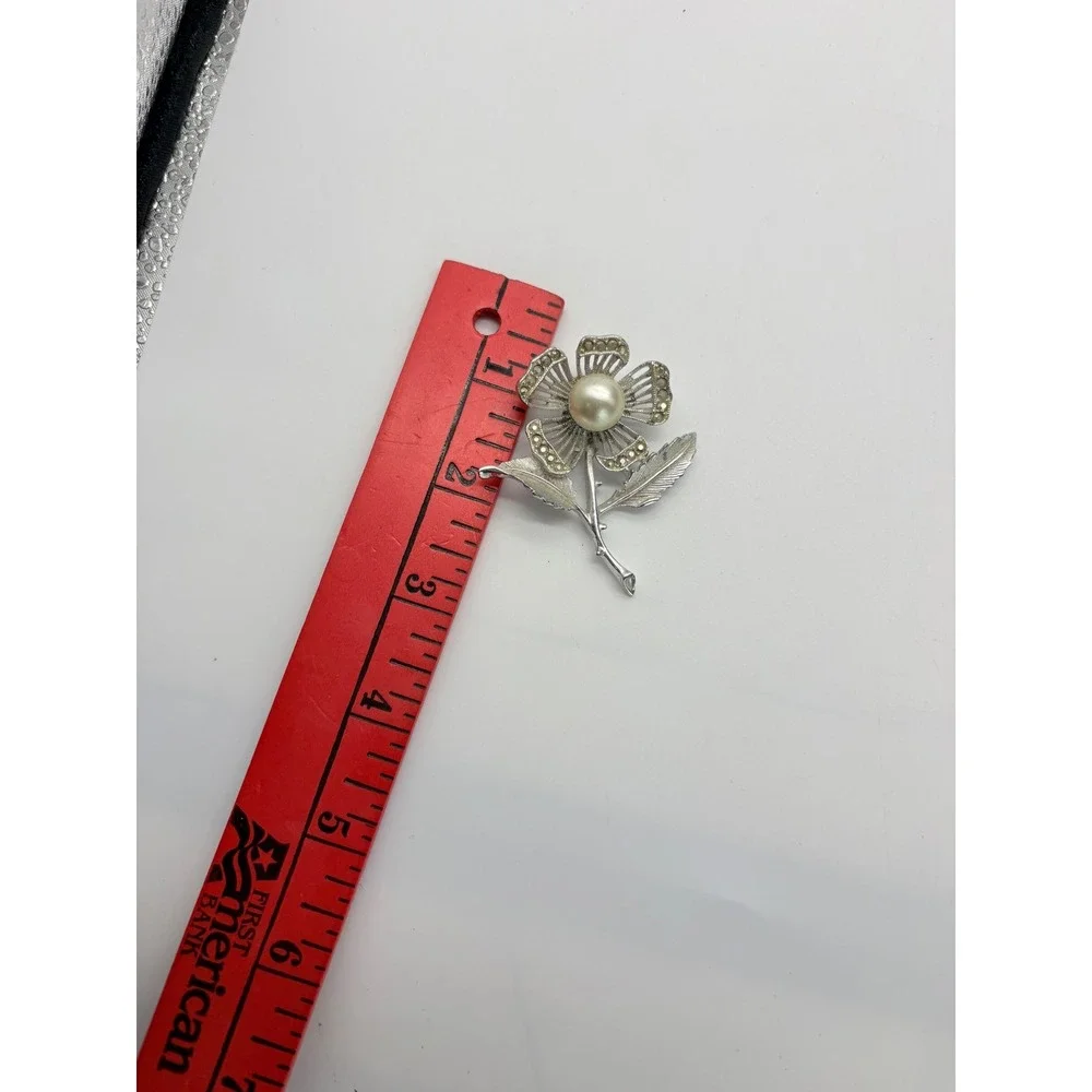 Sarah‎ Coventry Vintage Silver Tone Faux Pearl Rhinestone Flower Brooch J63